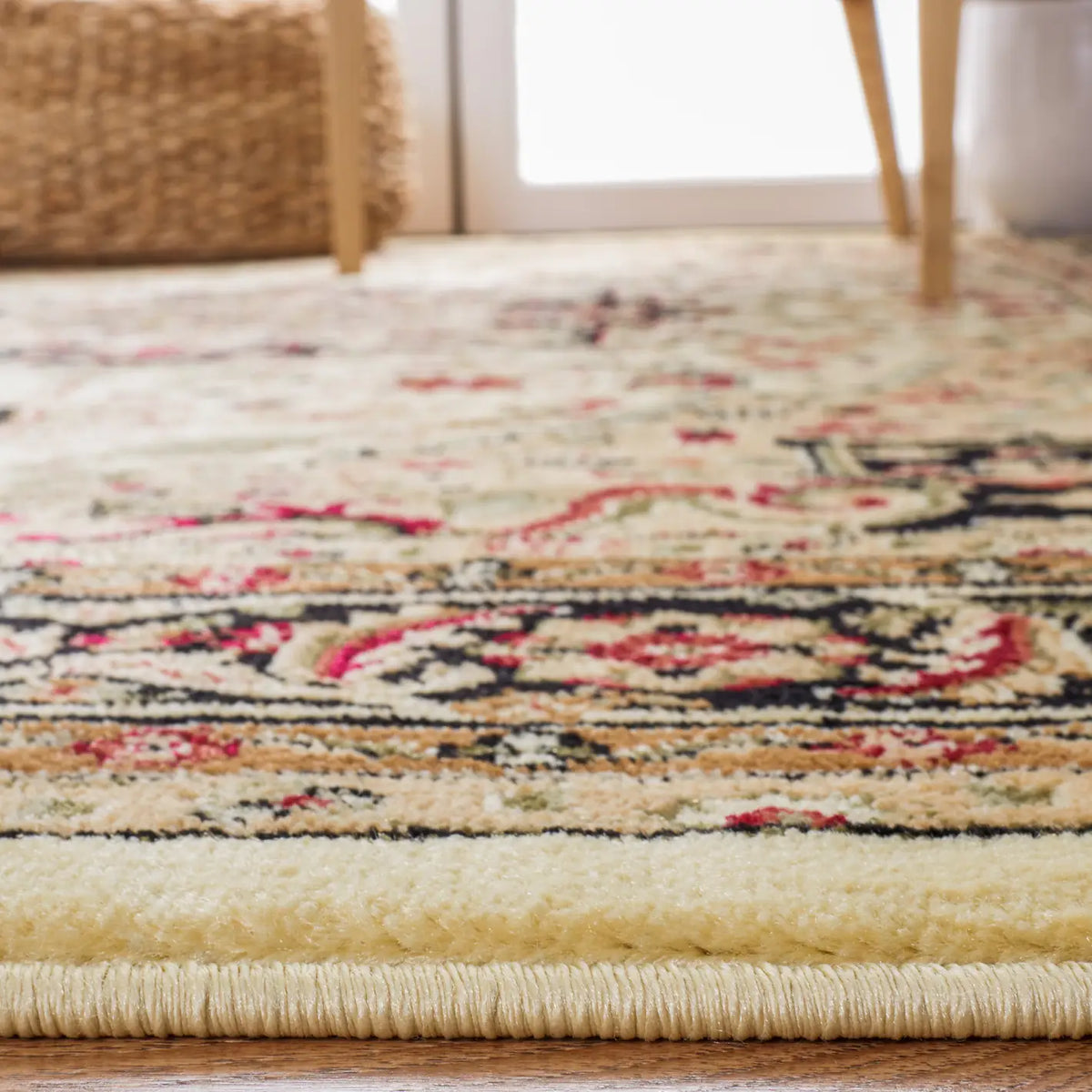 Safavieh Lyndhurst 4'-0" x 6'-0" Rug in Beige / Black