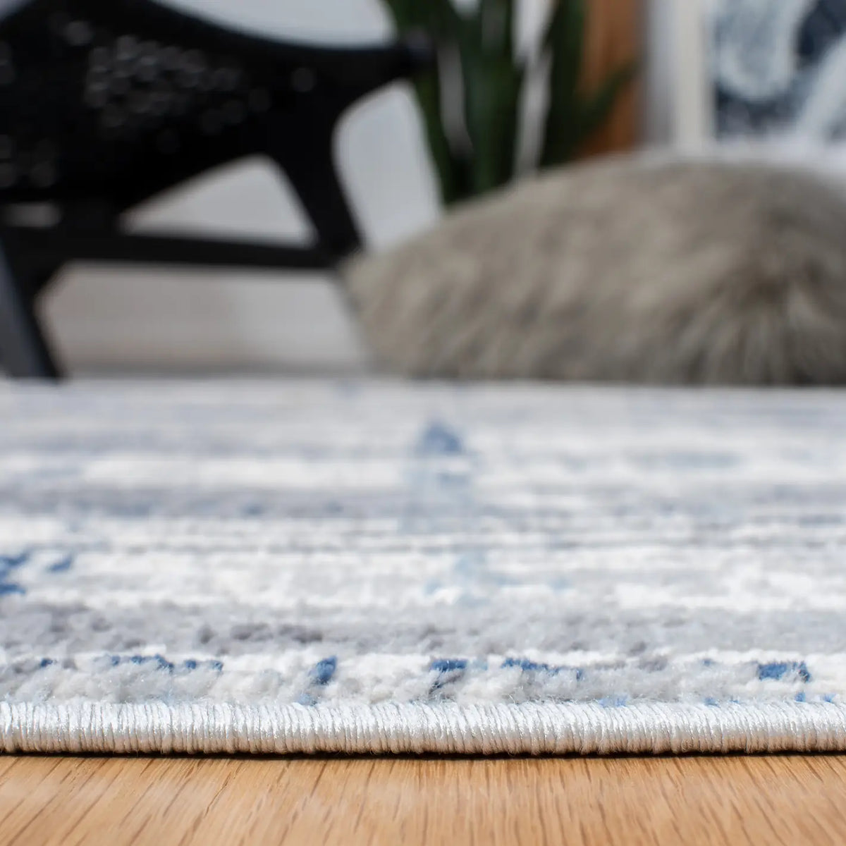 Safavieh Amelia 4'-5" x 6'-5" Rug in Grey / Blue