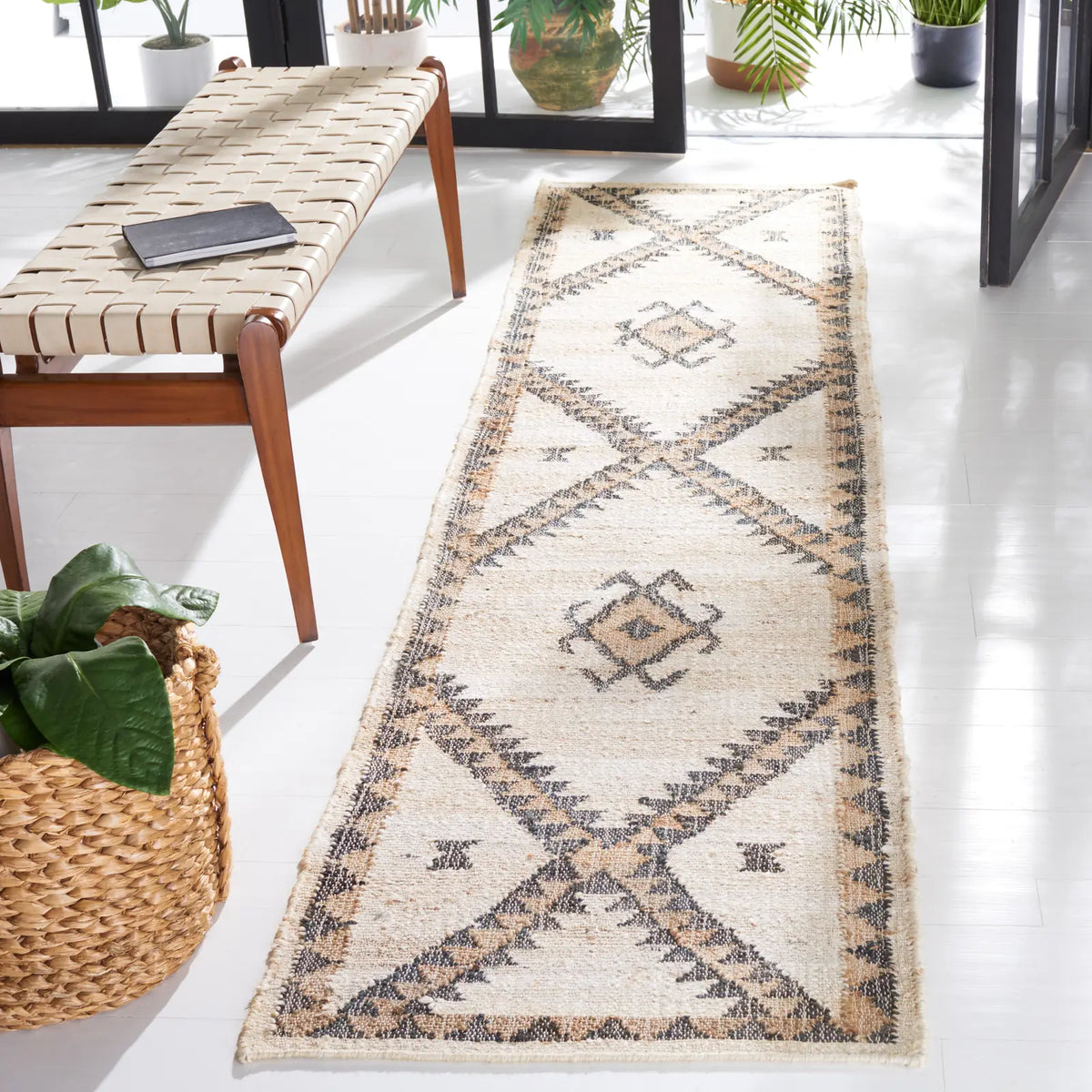 Safavieh Kilim 2'-3" x 9'-0" Rug in Ivory / Black
