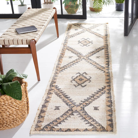 Safavieh Kilim 2'-3" x 9'-0" Rug in Ivory / Black