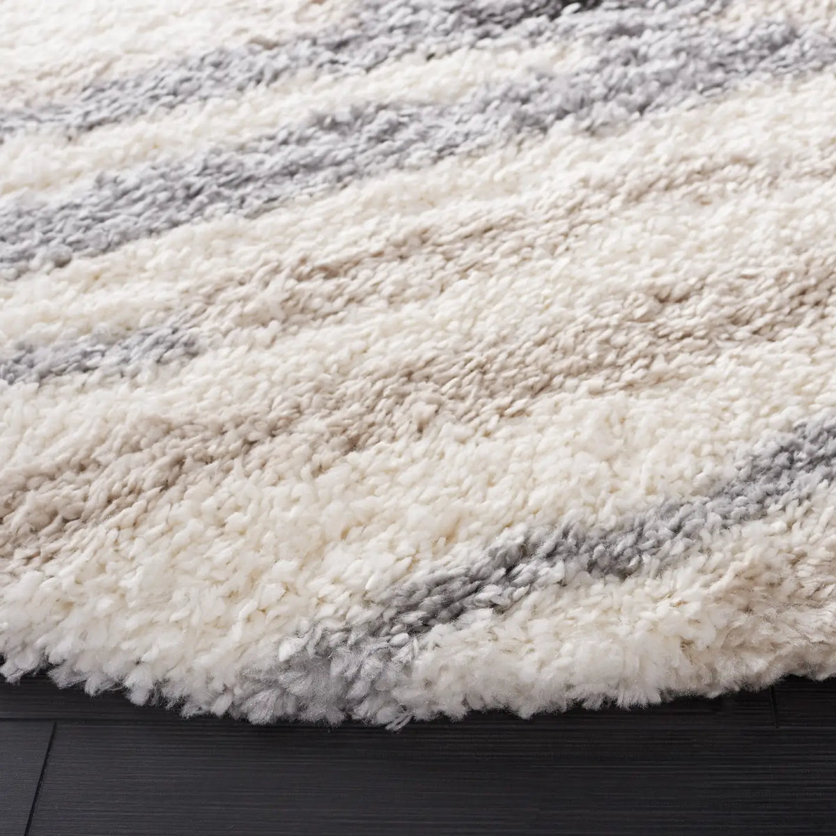 Safavieh Fontana Shag  800 6'-7" x 6'-7" Rug in Ivory / Grey
