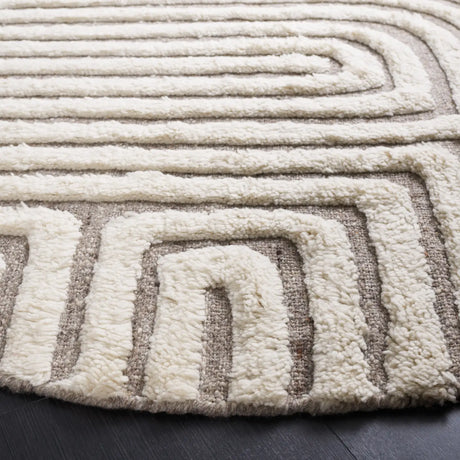 Safavieh Kilim 6'-0" x 6'-0" Rug in Beige / Ivory