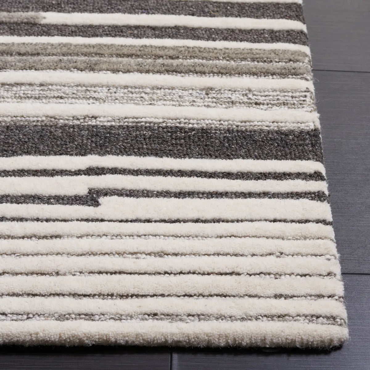 Safavieh Fifth Avenue 4'-0" x 6'-0" Rug in Natural / Grey