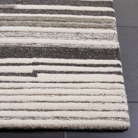 Safavieh Fifth Avenue 4'-0" x 6'-0" Rug in Natural / Grey