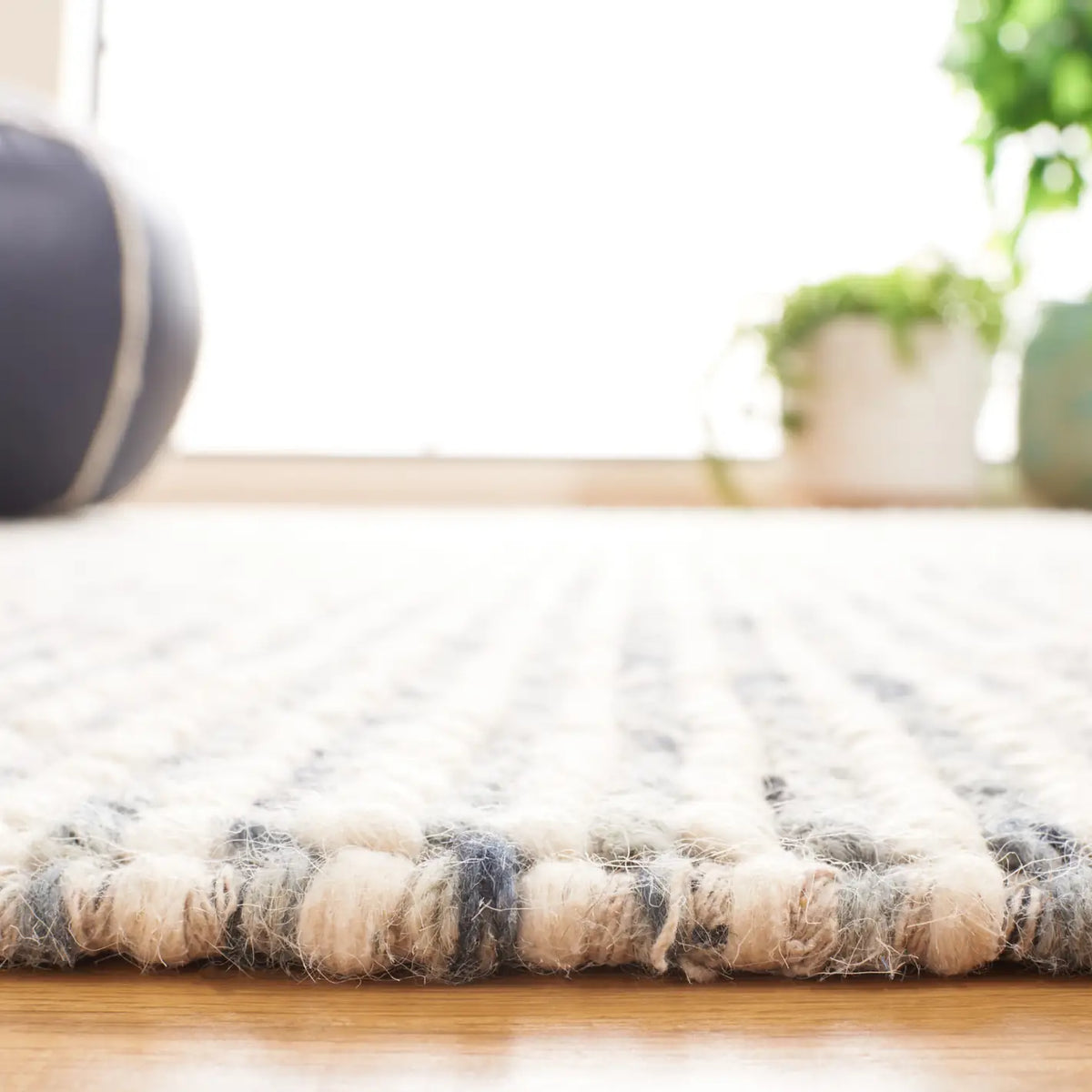 Safavieh Natura 4'-0" x 6'-0" Rug in Blue / Ivory