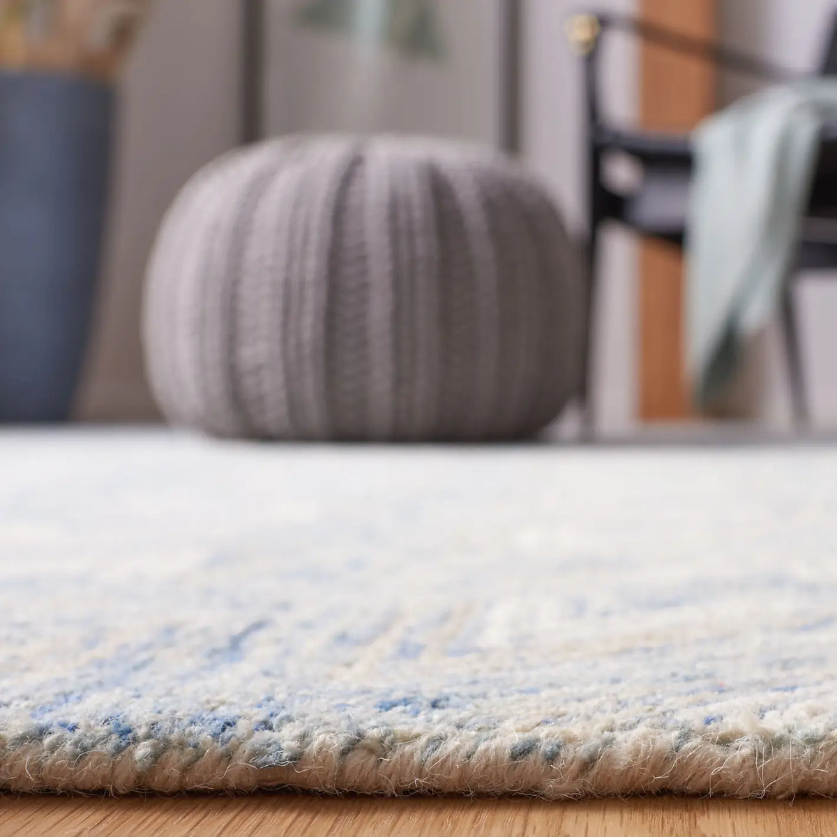 Safavieh Abstract 4'-0" x 6'-0" Rug in Blue / Beige