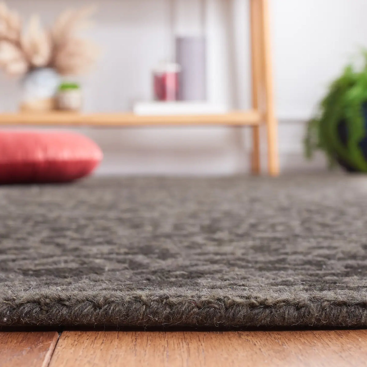 Safavieh Dip Dye 4'-0" x 6'-0" Rug in Dark Grey