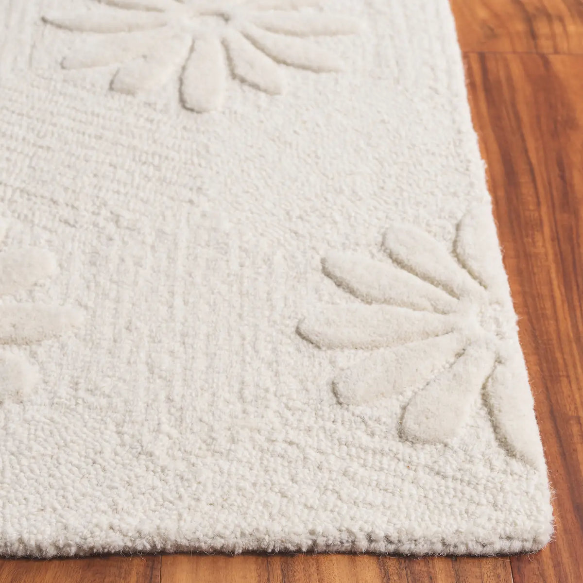 Safavieh Mykonos 4'-0" x 6'-0" Rug in Ivory