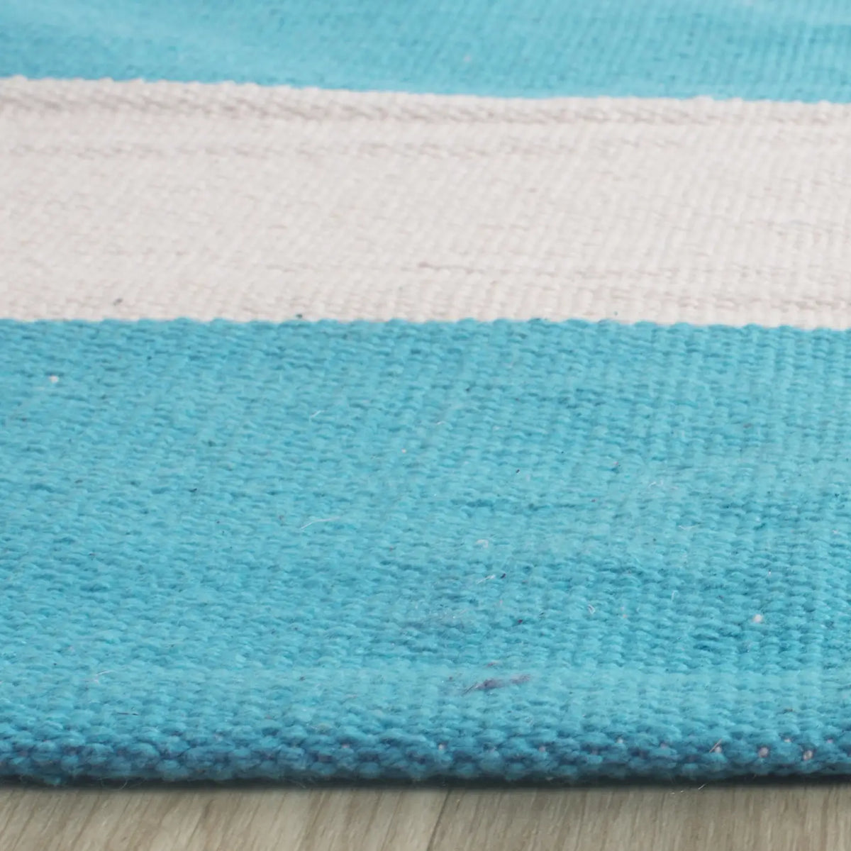 Safavieh Montauk 2'-3" x 7'-0" Rug in Turquoise / Ivory