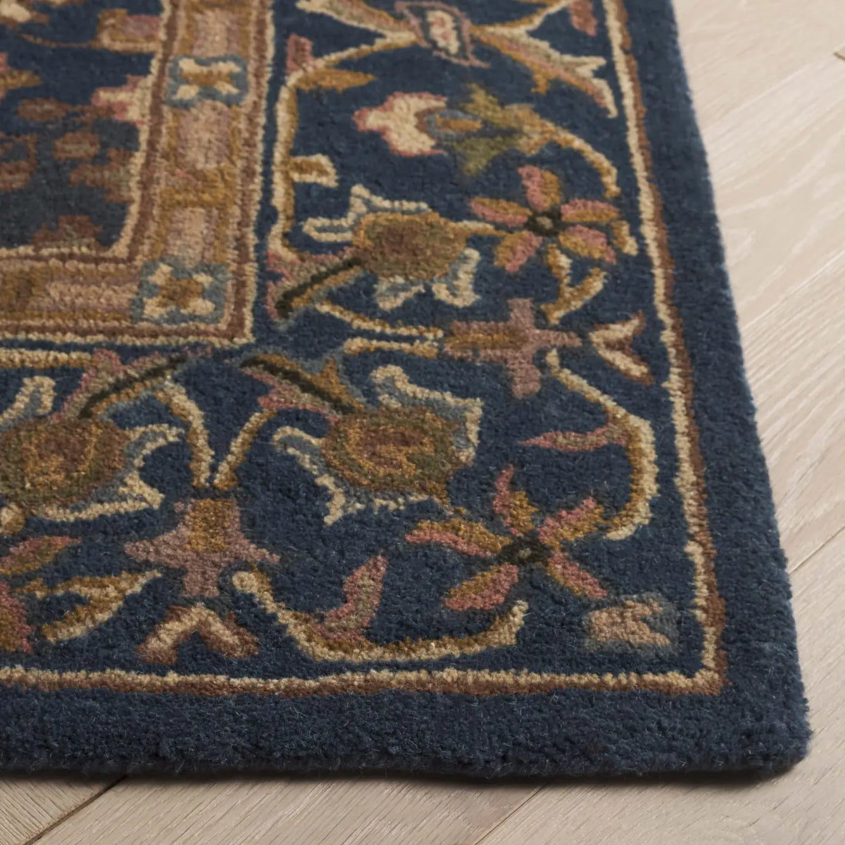 Safavieh Antiquity 4'-0" x 6'-0" Rug in Blue