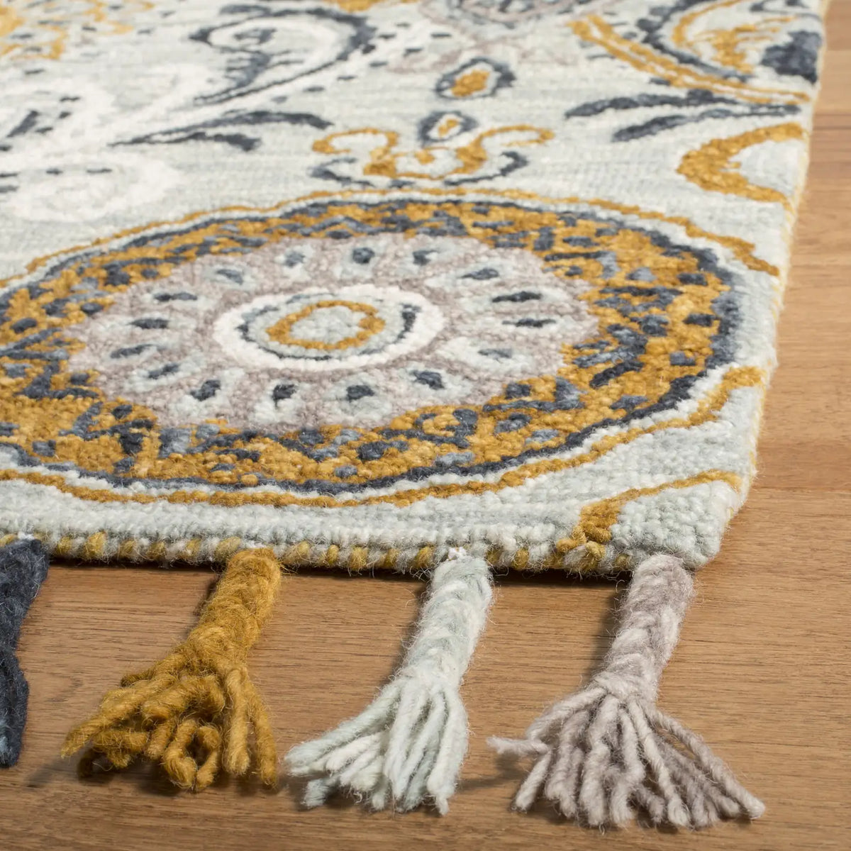 Safavieh Suzani 5'-0" x 8'-0" Rug in Light Green / Ivory