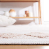 Safavieh Montauk 4'-0" x 6'-0" Rug in Pink / Ivory