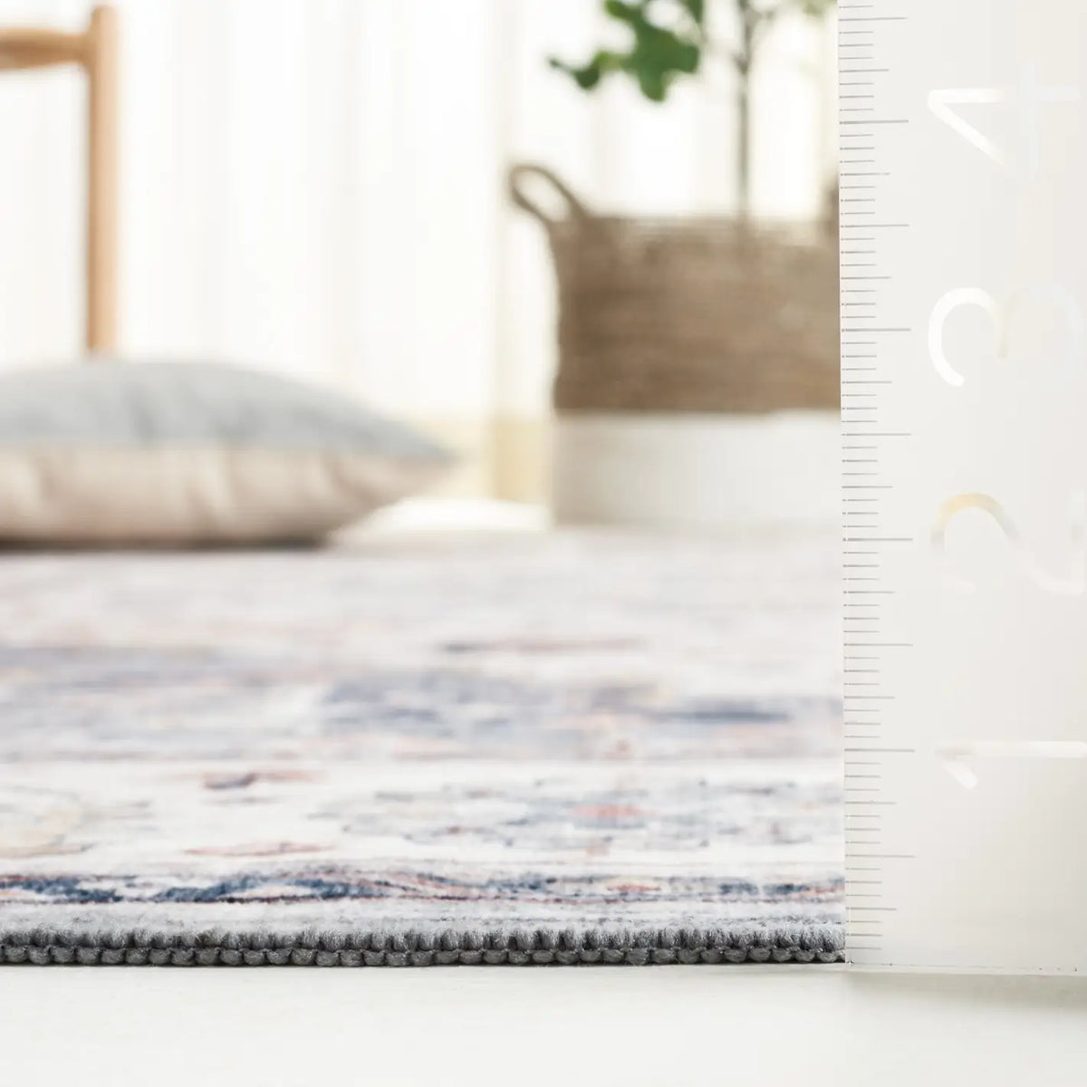 Safavieh Arizona 4'-0" x 6'-0" Rug in Light Blue / Ivory