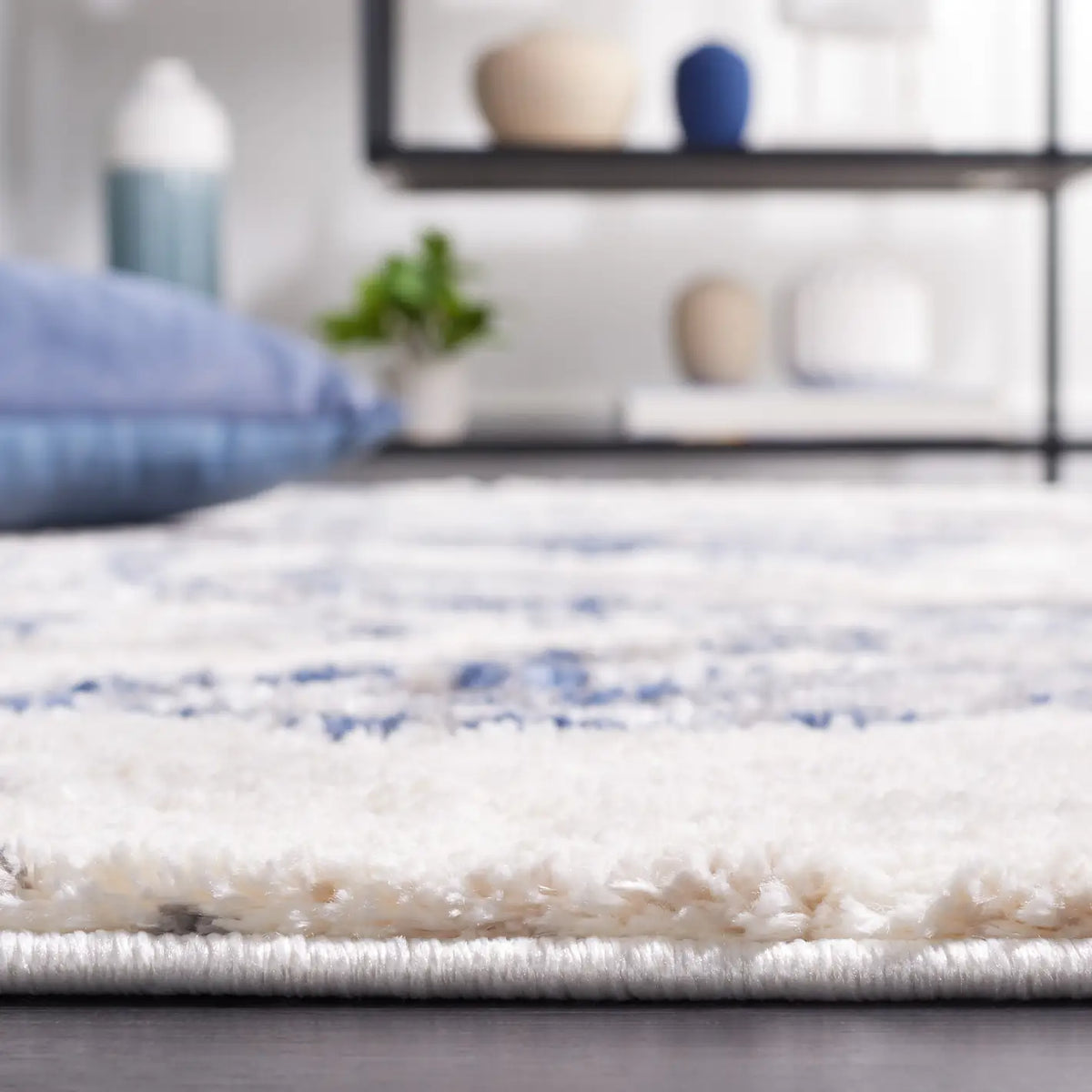 Safavieh Petra 4'-0" x 6'-0" Rug in Ivory / Blue