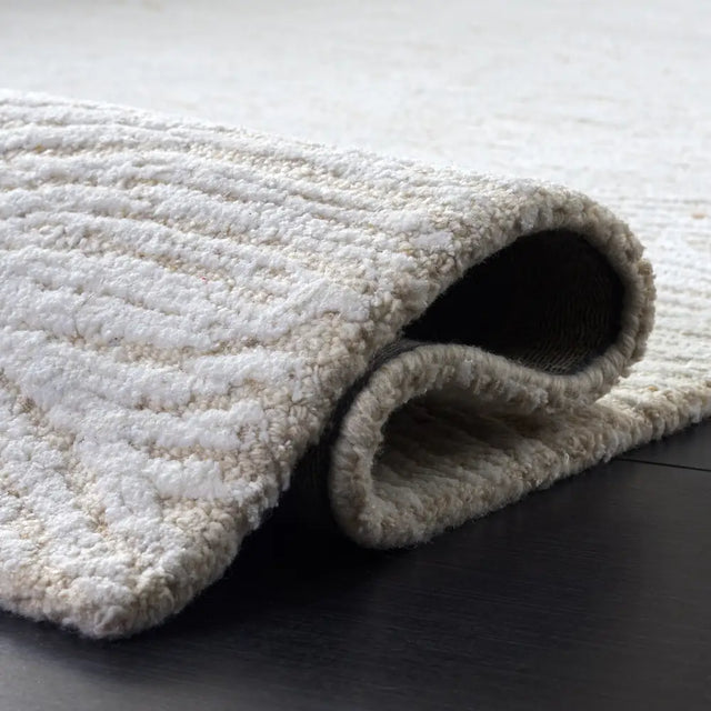 Safavieh Glamour 5'-0" x 8'-0" Rug in Beige / Ivory