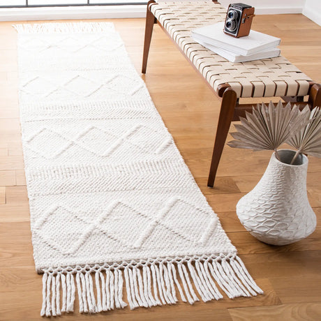 Safavieh Casablanca 2'-3" x 8'-0" Rug in Ivory