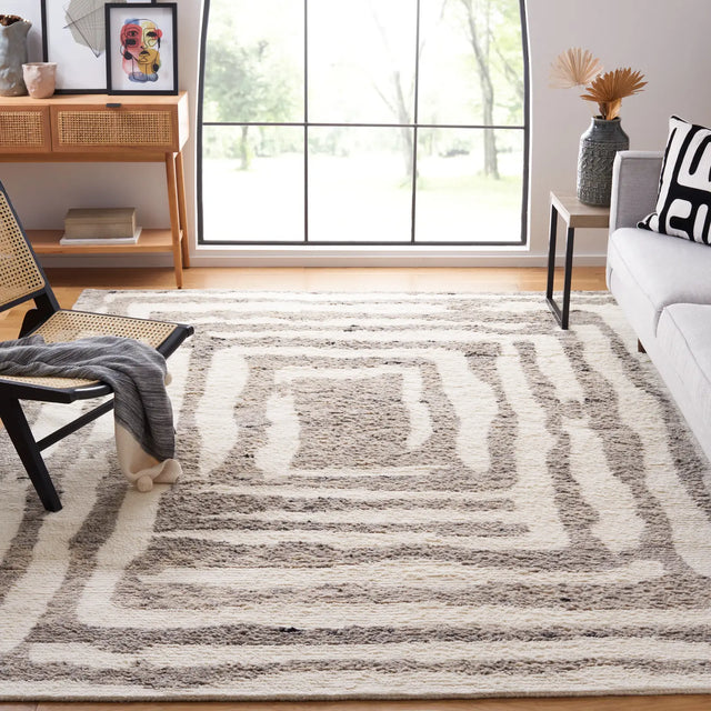 Safavieh Casablanca 8'-0" x 10'-0" Rug in Ivory / Grey