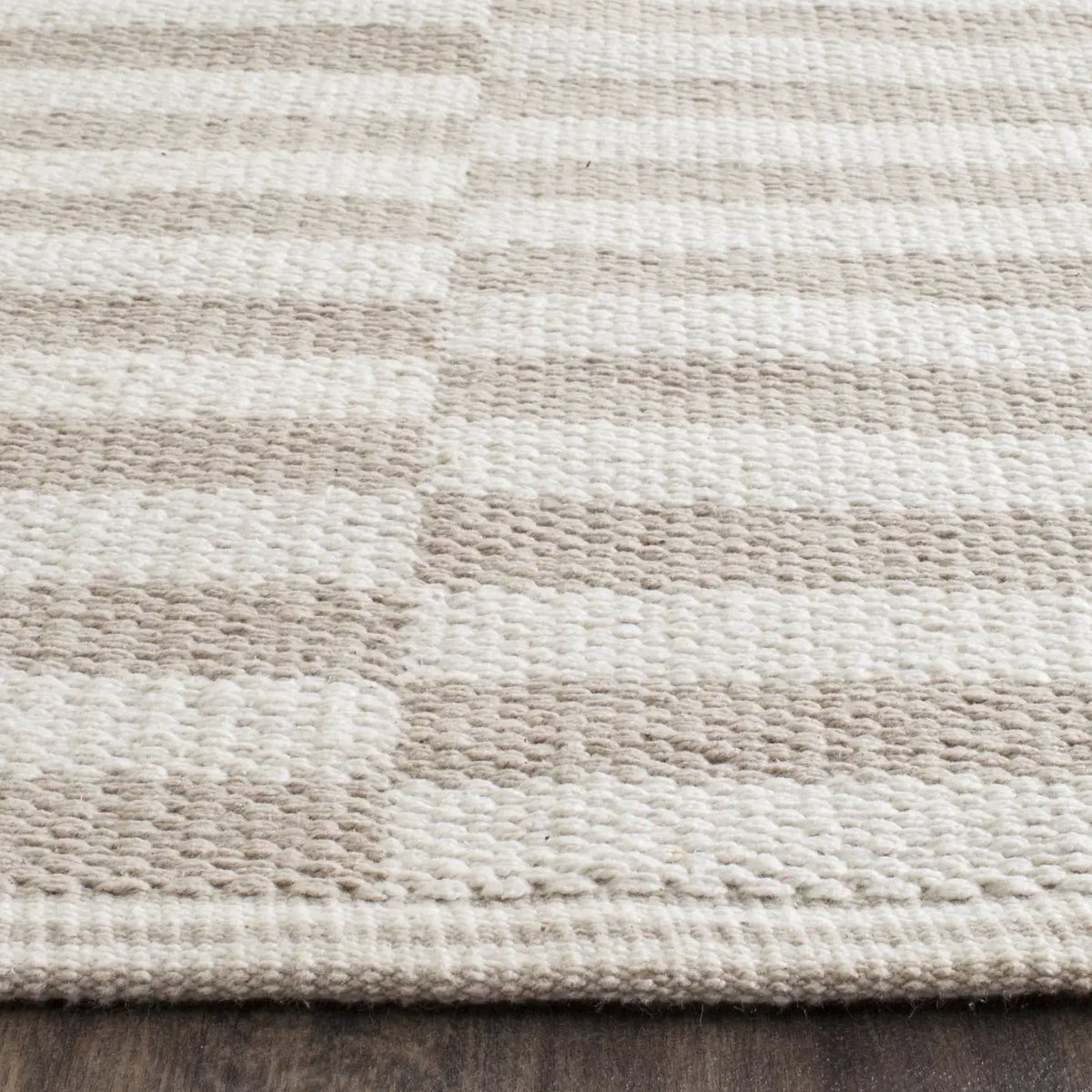 Safavieh Montauk 10'-0" x 14'-0" Rug in Ivory / Light Grey