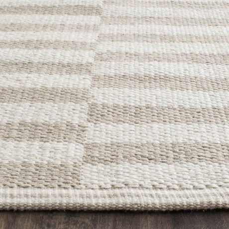 Safavieh Montauk 10'-0" x 14'-0" Rug in Ivory / Light Grey