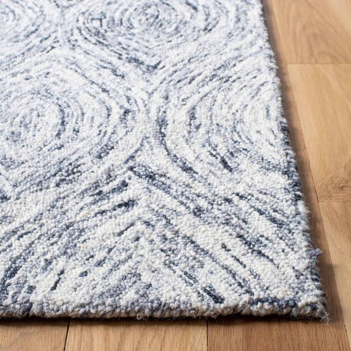 Safavieh Ikat 4'-0" x 6'-0" Rug in Silver / Grey