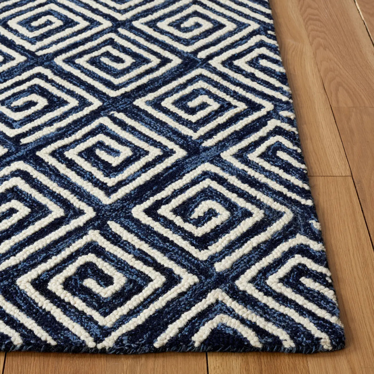 Safavieh Metro 4'-0" x 6'-0" Rug in Navy / Ivory
