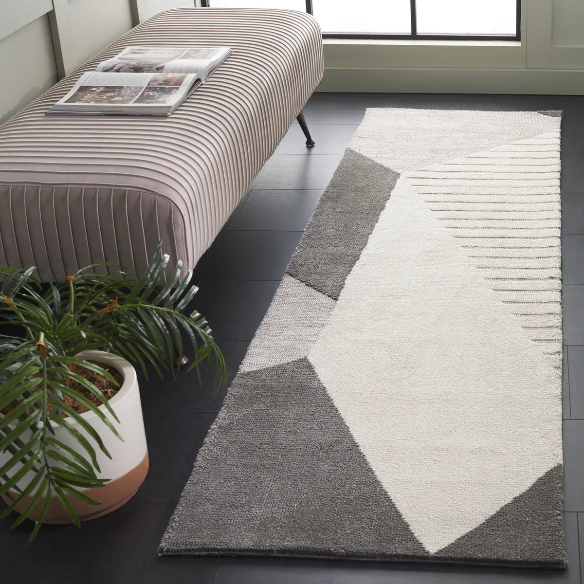 Safavieh Audrey 2'-3" x 8'-0" Rug in Grey / Ivory