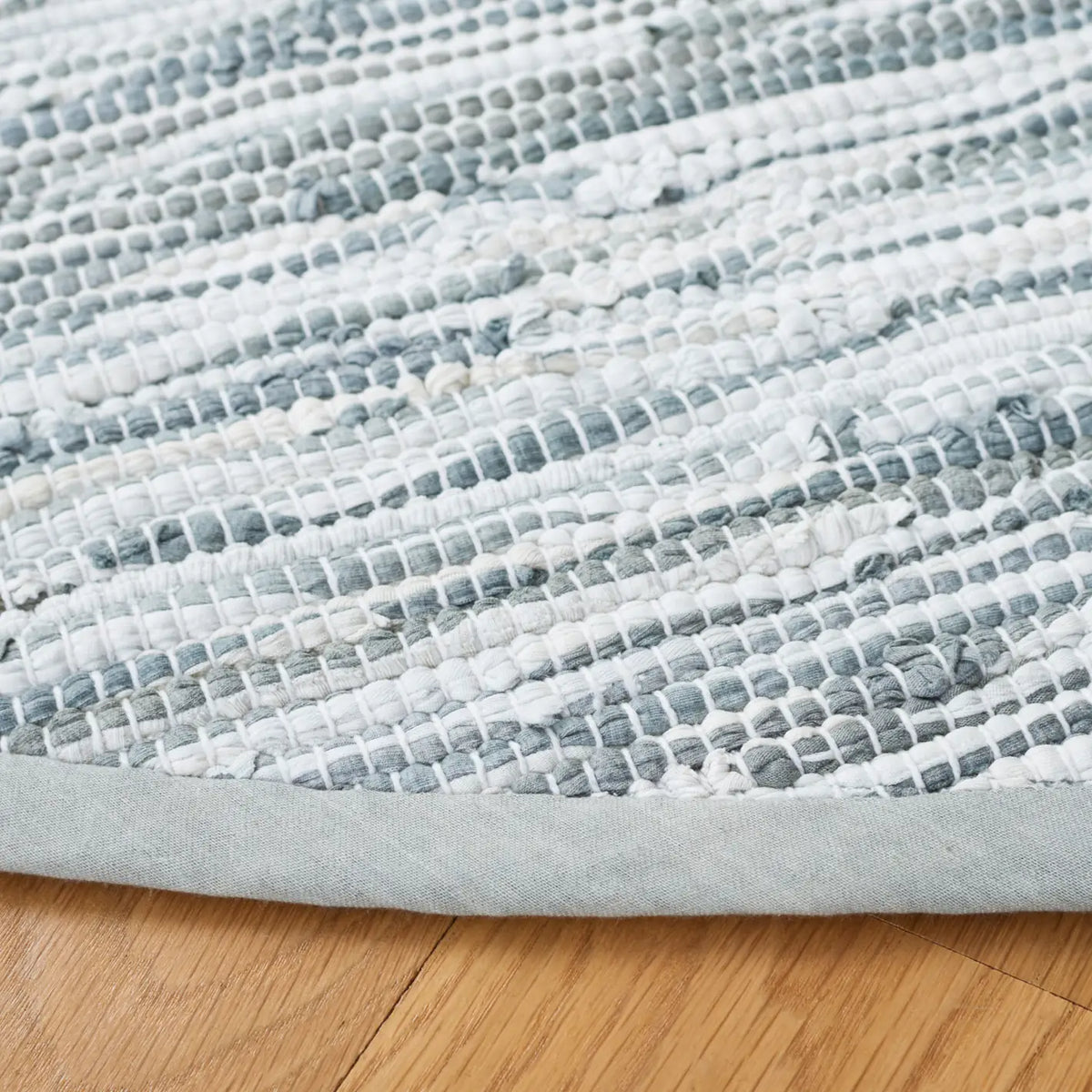 Safavieh Montauk 6'-0" x 6'-0" Rug in Silver