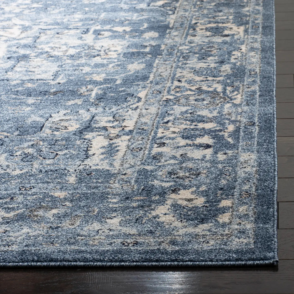 Safavieh Charleston 4'-0" x 6'-0" Rug in Navy / Creme