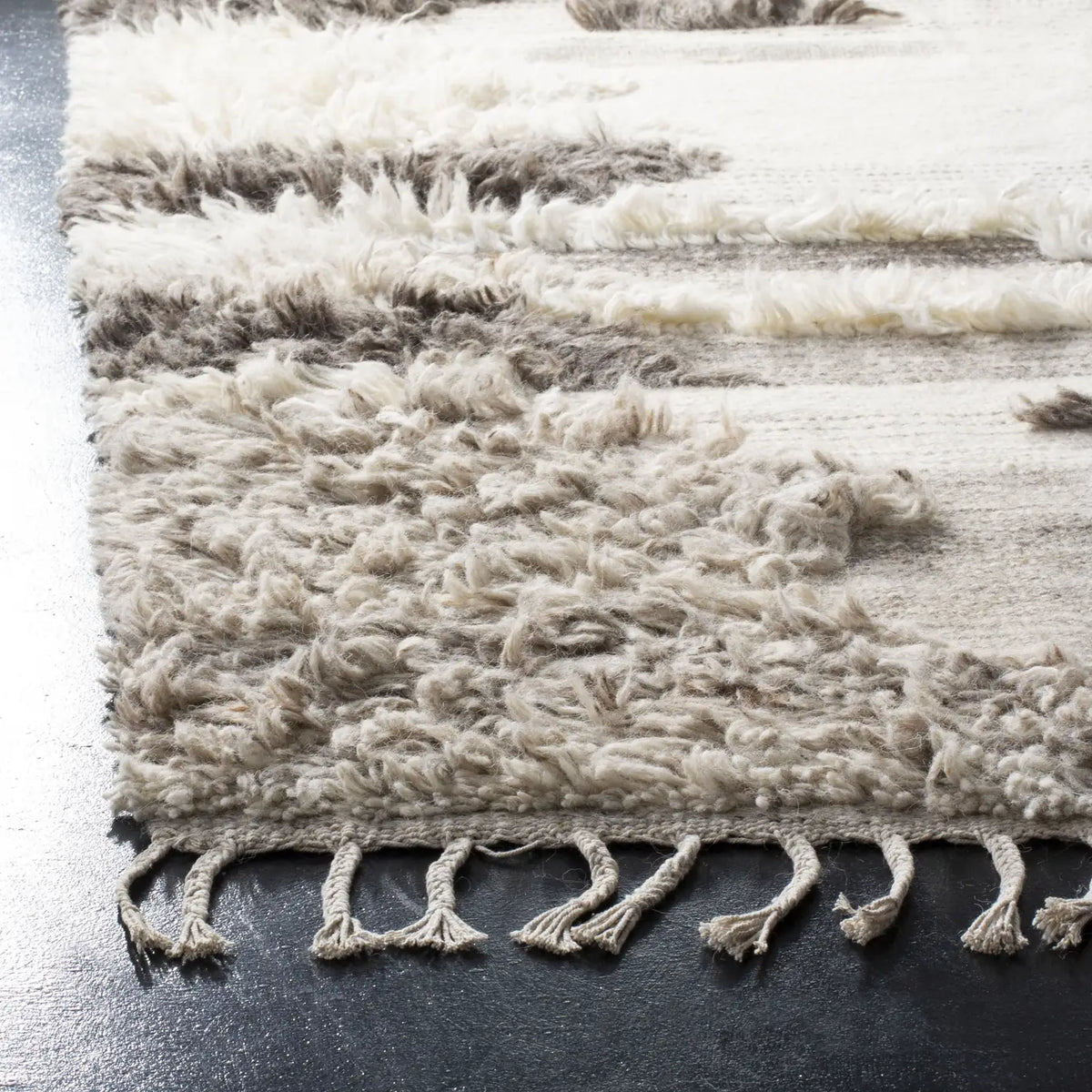 Safavieh Kenya 4'-0" x 6'-0" Rug in Ivory / Grey