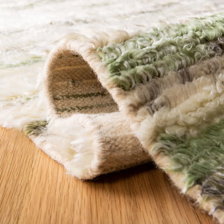 Safavieh Manhattan 4'-0" x 6'-0" Rug in Ivory / Green