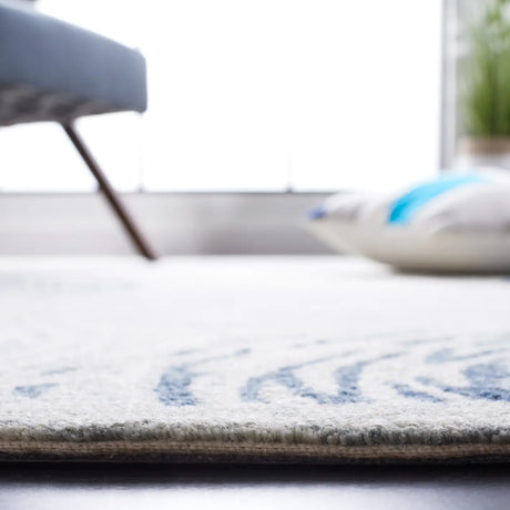 Safavieh Micro-Loop 4'-0" x 6'-0" Rug in Grey / Ivory