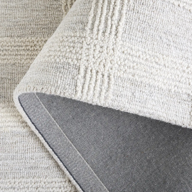 Safavieh Genre 4'-0" x 6'-0" Rug in Silver / Ivory