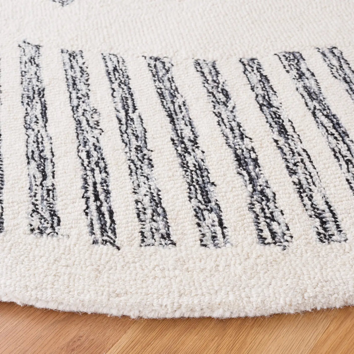 Safavieh Casablanca 6'-0" x 6'-0" Rug in Ivory / Black