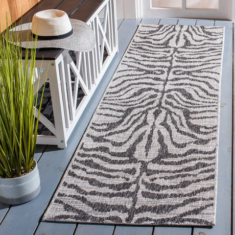Safavieh Courtyard 2'-3" x 6'-7" Rug in Grey / Black