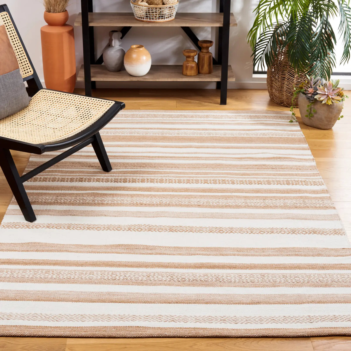Safavieh Striped Kilim 4'-0" x 6'-0" Rug in Beige / Ivory