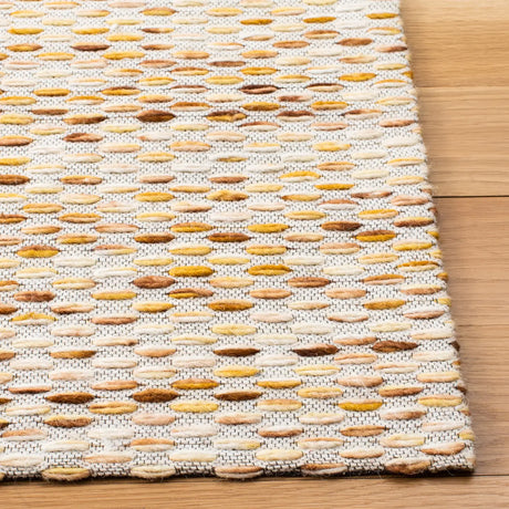 Safavieh Marbella 4'-0" x 6'-0" Rug in Yellow / Ivory