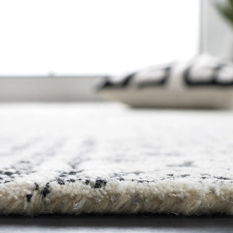 Safavieh Abstract 4'-0" x 6'-0" Rug in Black / Ivory