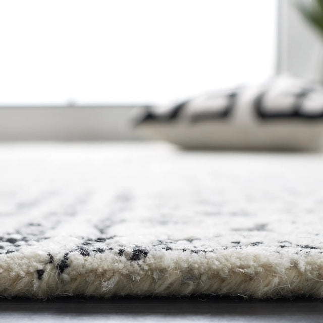 Safavieh Abstract 4'-0" x 6'-0" Rug in Black / Ivory