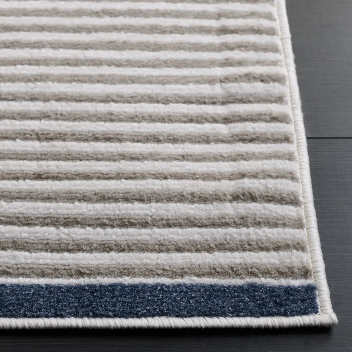 Safavieh Pyramid 4'-5" x 6'-5" Rug in Grey / Ivory Navy
