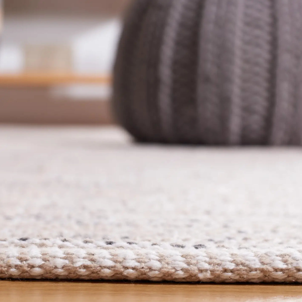 Safavieh Montauk 4'-0" x 6'-0" Rug in Beige / Ivory