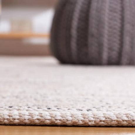 Safavieh Montauk 4'-0" x 6'-0" Rug in Beige / Ivory
