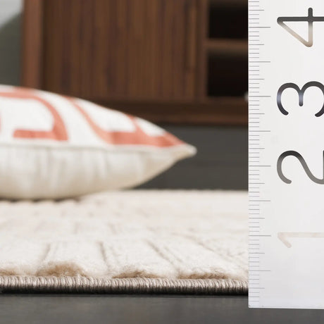 Safavieh Selena 4'-0" x 6'-0" Rug in Beige