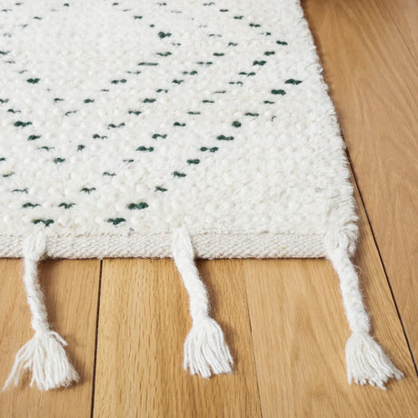 Safavieh Casablanca 4'-0" x 6'-0" Rug in Ivory / Green