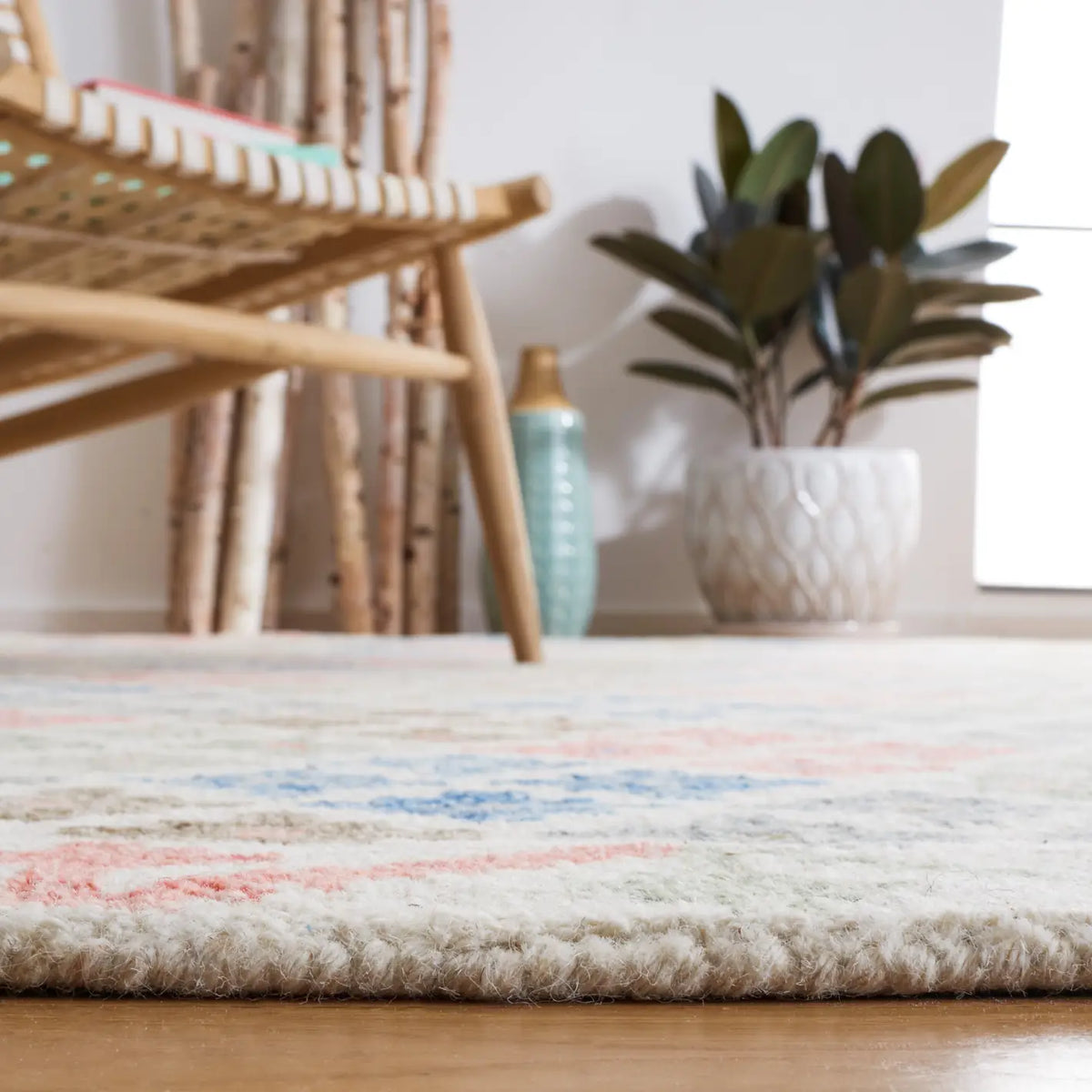 Safavieh Metro 4'-0" x 6'-0" Rug in Ivory / Blue