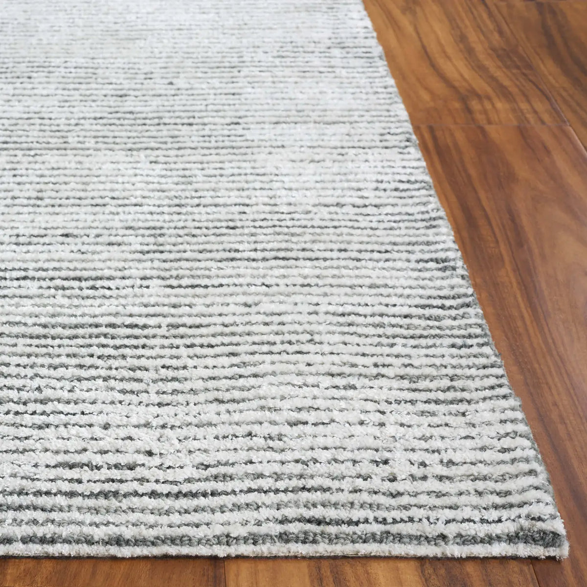 Safavieh Mirage 4'-0" x 6'-0" Rug in Ivory / Charcoal