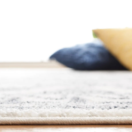 Safavieh Layla 4'-5" x 6'-5" Rug in Ivory / Grey