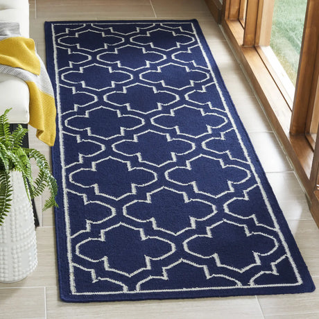 Safavieh Dhurries 2'-6" x 7'-0" Rug in Navy / Ivory