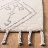 Safavieh Casablanca 5'-0" x 8'-0" Rug in Ivory / Silver