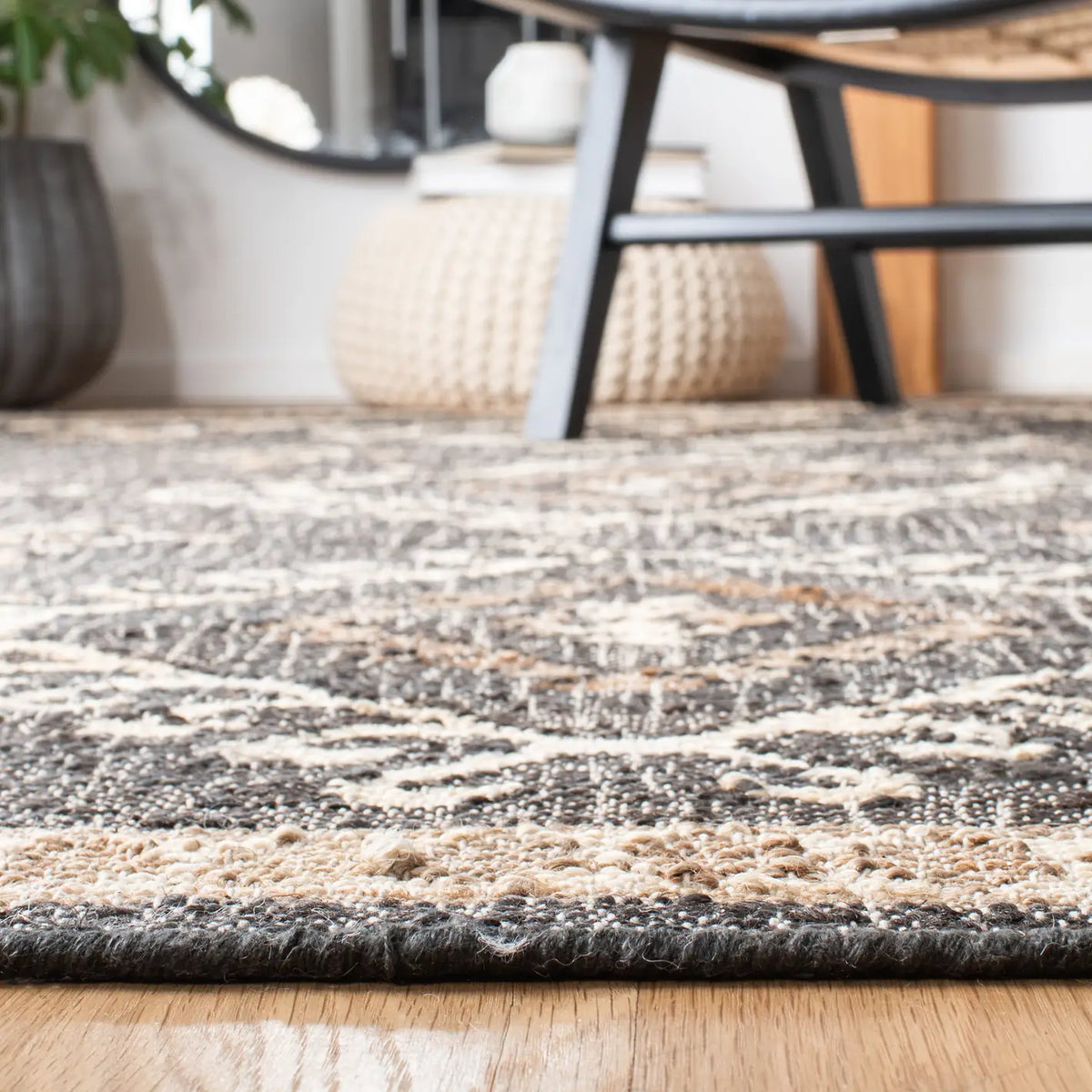 Safavieh Kilim 4'-0" x 6'-0" Rug in Black / Ivory