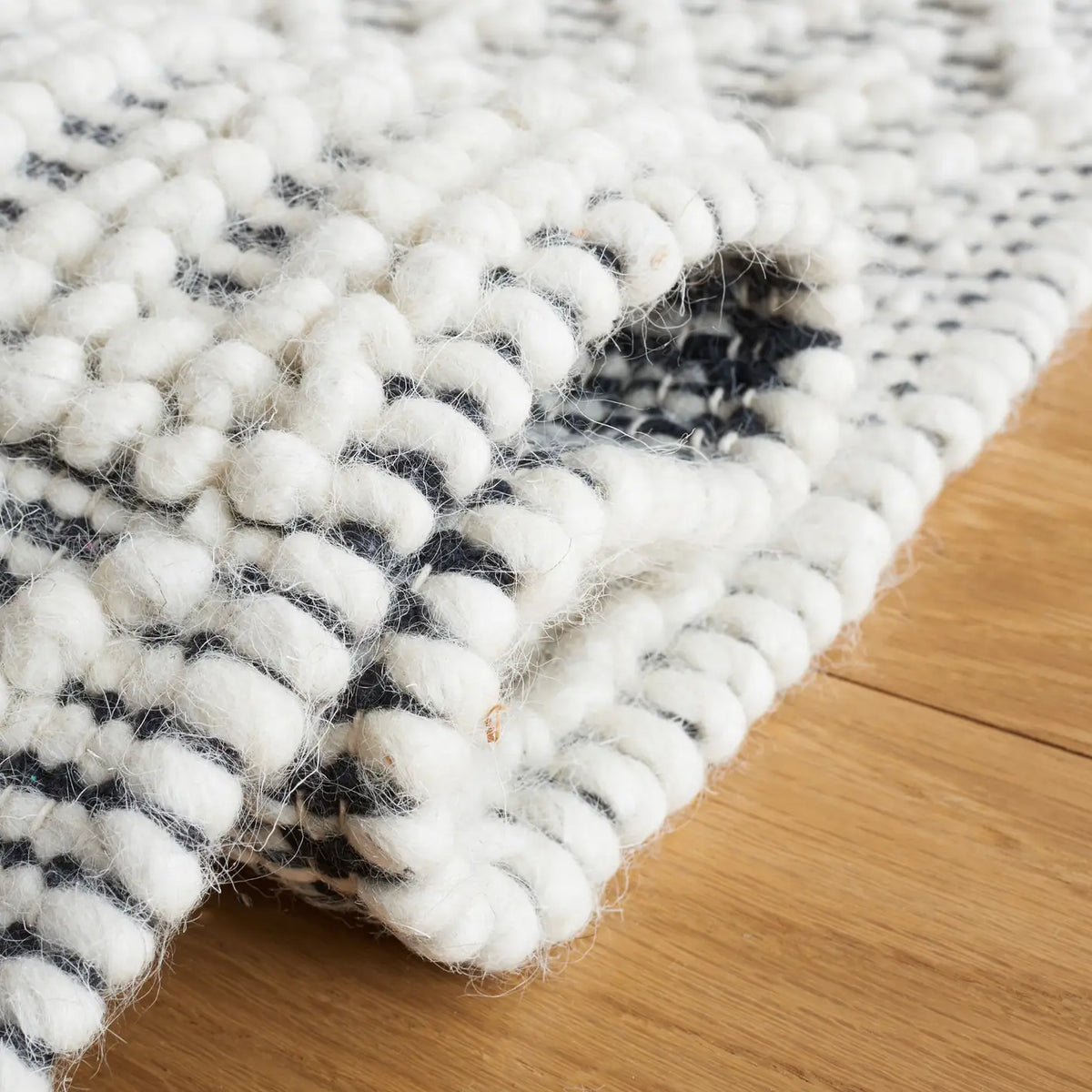 Safavieh Marbella 4'-0" x 6'-0" Rug in Ivory / Black